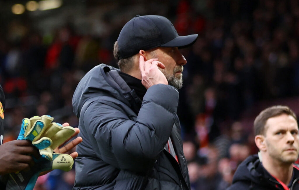 Jürgen Klopp gestikulerer til Manchester Uniteds fans efter 2-2-kampen på Old Trafford.
