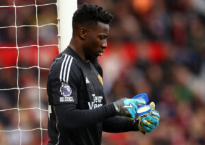 Andre Onana i kamp for Manchester Untined ses smørre et middel på sine handsker mod Liverpool