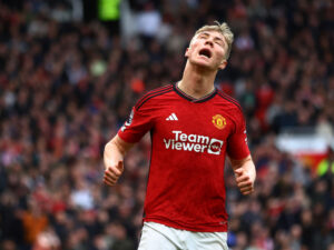 Højlund kigger op i kamp for Manchester United