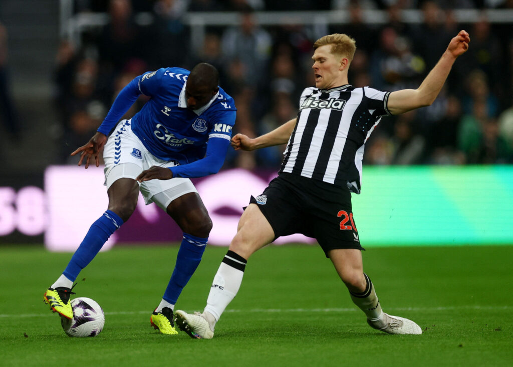 Evertons Abdoulaye Doucouré i aktion mod Newcastles Lewis Hall i Premier League.