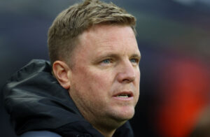 Newcastles manager Eddie Howe kigger ud fra trænerboksen