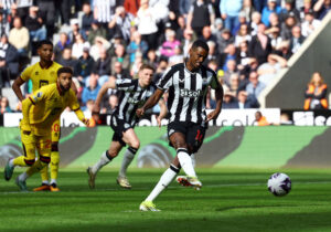 Alexander Isak sender Newcastle på sejrskurs mod Sheffield United.