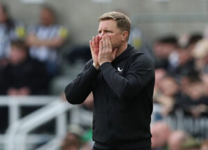 Newcastle-manager Eddie Howe i færd med at guide sit hold til sejr mod Tottenham.