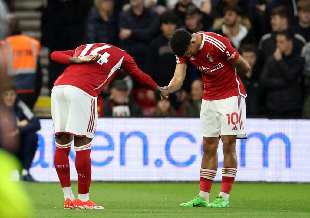 Morgan Gibbs-White og Callum Hudson-Odoi fejrer en scoring for Nottingham Forest imod Fulham i Premier League.