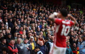 Morgan Gibbs-White jubler foran Wolverhamptons fans.