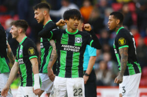 Mitoma jubler sammen med de andre Brighton-spillere, efter han har scoret.