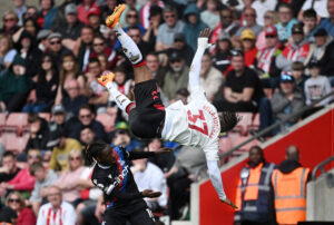 Armel Bella-Kotchap i kamp for Southampton imod Crystal Palace.