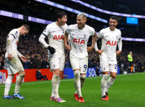 Son Heung-min og Richarlison fejrer en scoring for Tottenham mod Bournemouth i Premier League.