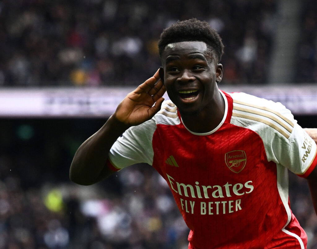 Bukayo Saka fejrer sin scoring imod Tottenham i Premier League for Arsenal.