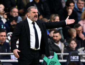 Ange Postecoglou i færd med at dirigere sit mandskab fra sidelinjen.