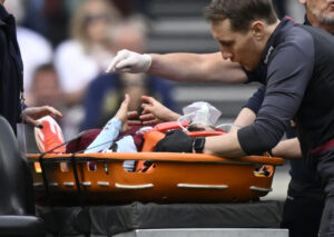 George Earthy bæres væk på en båre