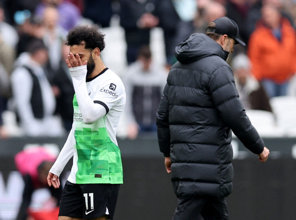 Mohamed Salah reagerer mens han går forbi Jürgen Klopp.