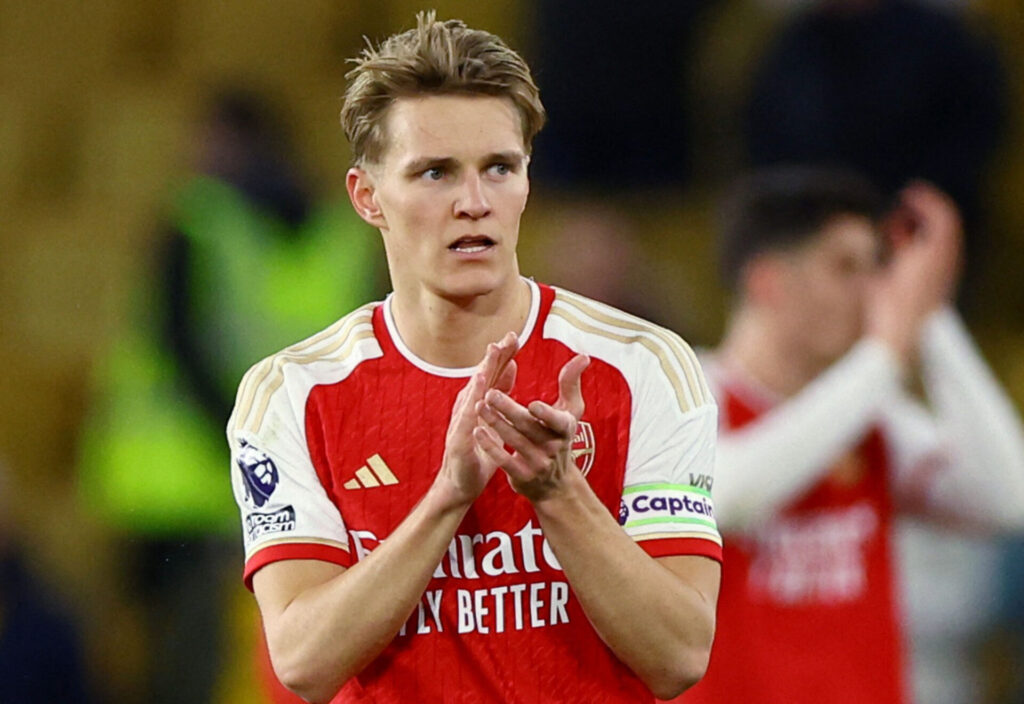 Martin Ødegaard klapper ud til Arsenals fans efter sejren over Wolverhampton