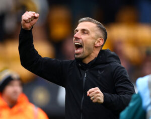 Gary O'Neil jubler mod Luton Town.