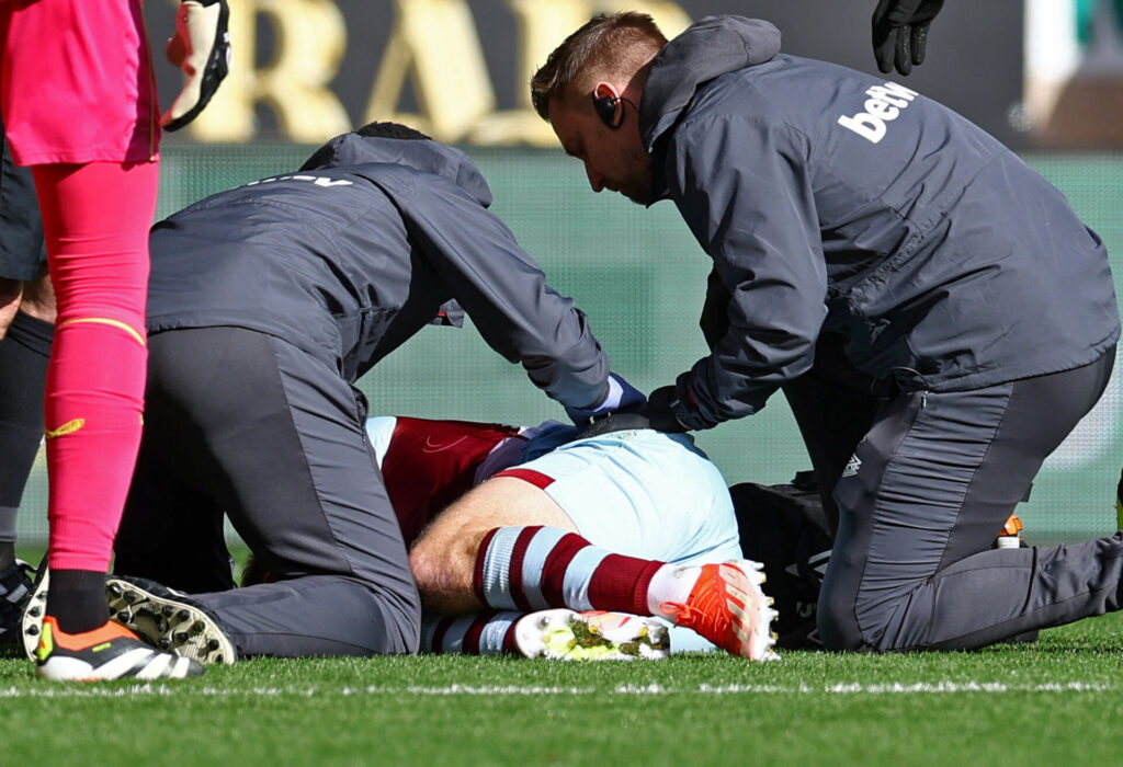 Jarrod Bowen ligger skadet i græsset for West Ham i kamp mod Wolves