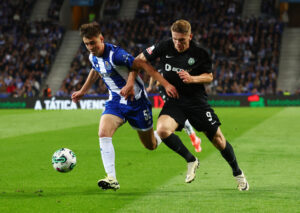 Svenske Viktor Gyokeres i duel med en FC Porto-spiller.