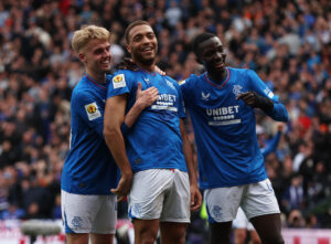 Rangers' spillere jubler en scoring fra Cyriel Dessers