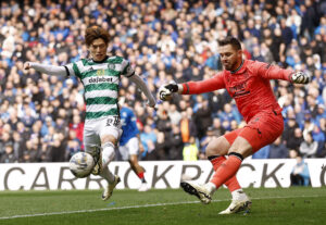 Celtic Kyogo Furuashi i kamp mod Rangers FC-målmand Jack Butland.