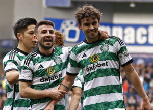 Matt O'Riley scorer og jubler for Celtic