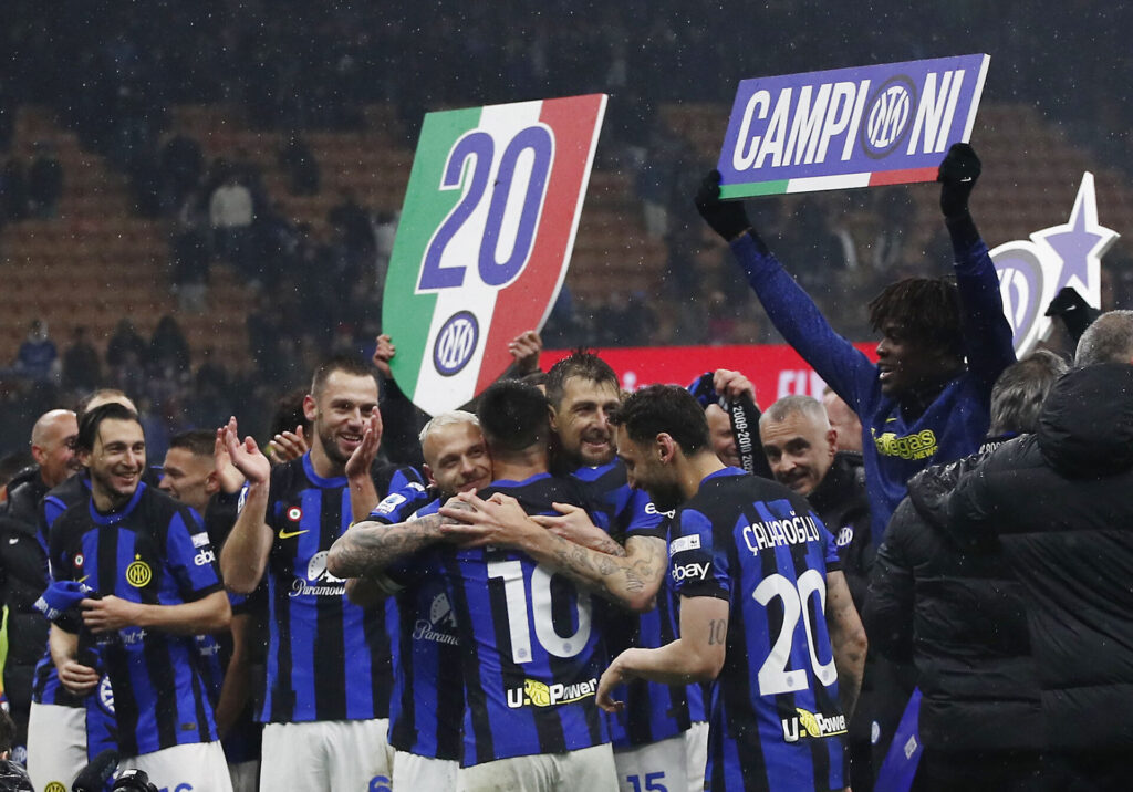 Inter-spillerne fejrer sejren over AC Milan og klubbens 20. mesterskab i Serie A.