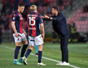 Victor Kristiansen og Thiago Motta for Bologna.