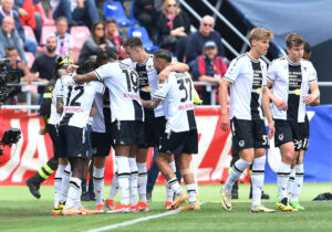 Udinese-spillerne og Thomas 'TK' Kristensen fejrer en scoring i Serie A-kampen imod Bologna.