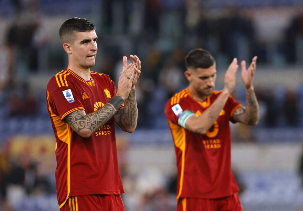 AS Romas spillere klapper ud til tilskuerne efter sejren