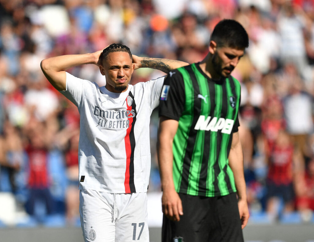 AC Milans spillere ærgrer sig efter pointdeleren mod Sassuolo.