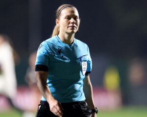 Frida Klarlund iført dommertøj til en kamp i kvindernes Champions League i 2023.