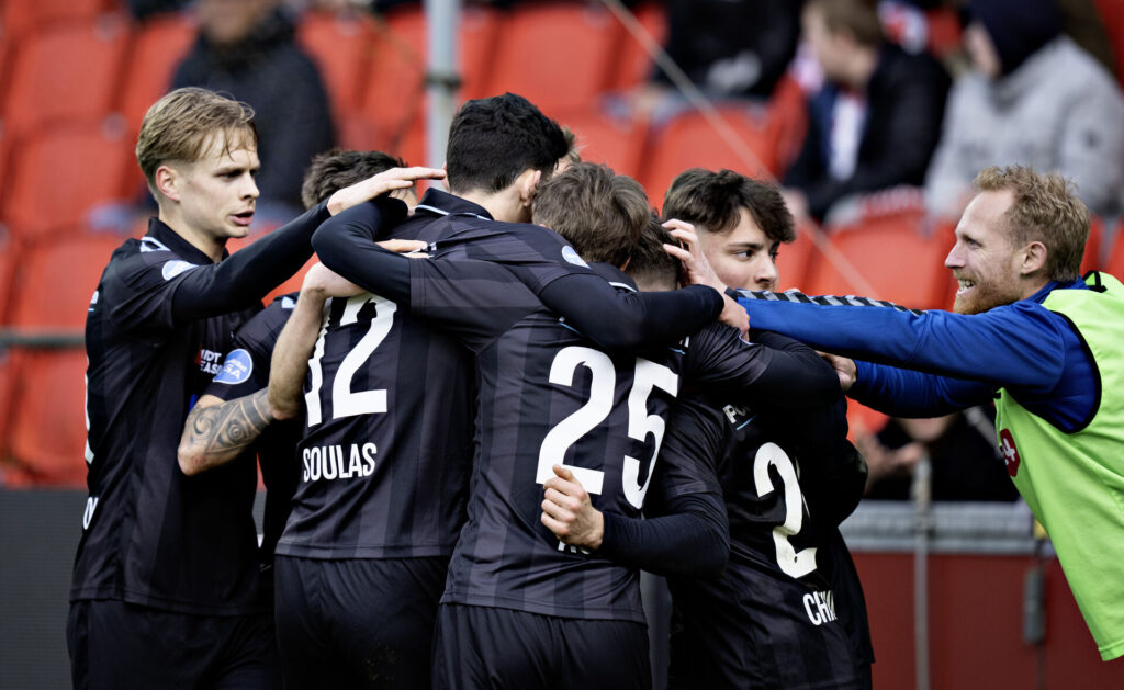 Sønderjyske-spillerne samles og fejrer en scoring.