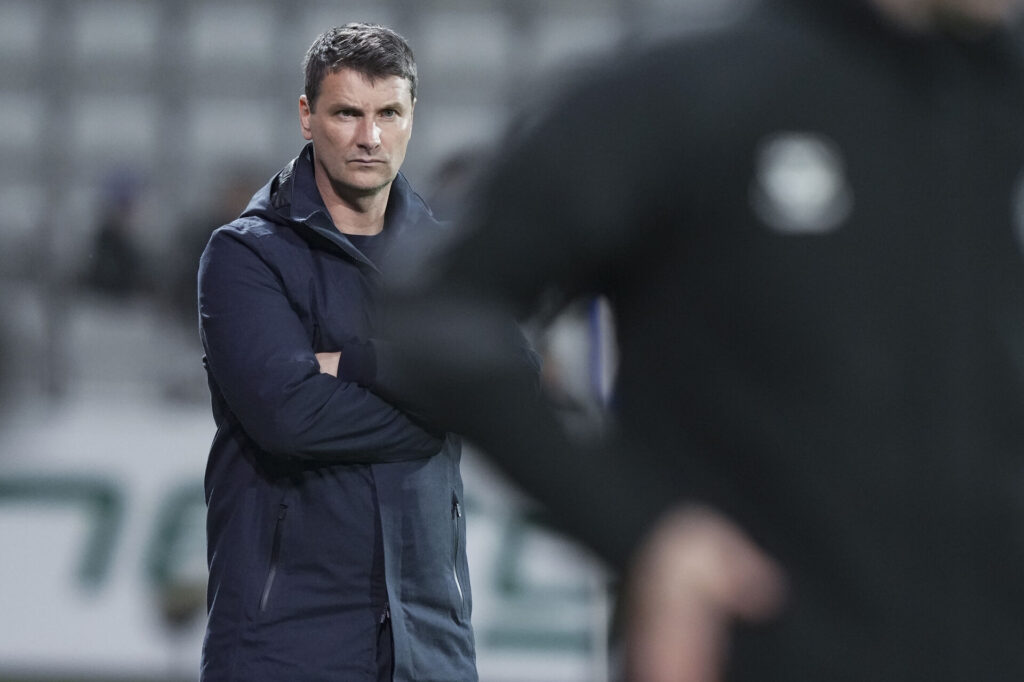 Søren Krogh spekulerer under kampen mellem OB og Viborg FF.