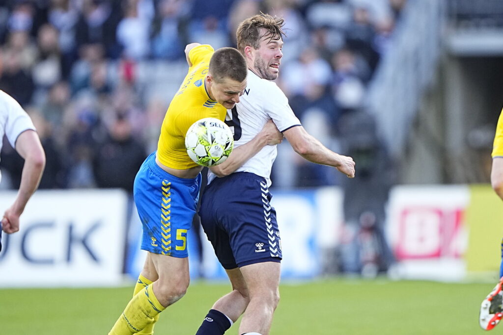 Rasmus Lauritsen og Patrick Mortensen kæmper om bolden i superligakampen mellem Brøndby og AGF.
