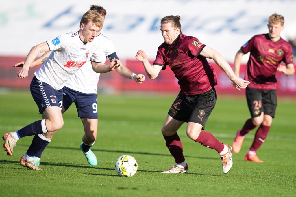 FC Midtjyllands Mads Bech Sørensen i duel med AGF-spilleren.