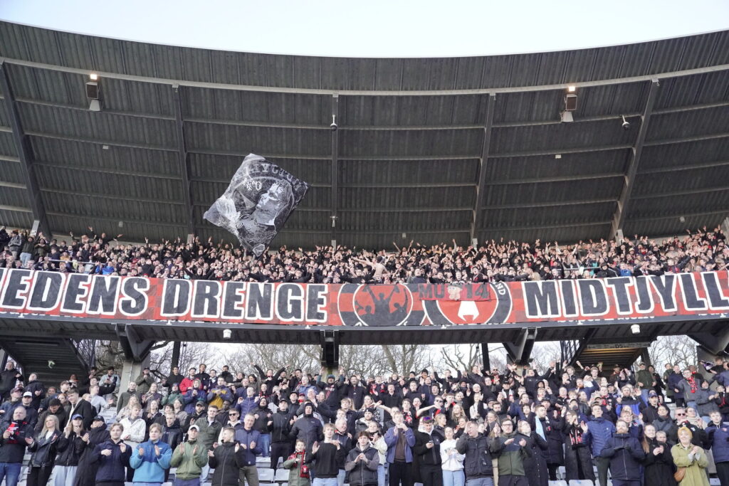 FC Midtjyllands fans på Ceres Park under opgøret mod AGF.