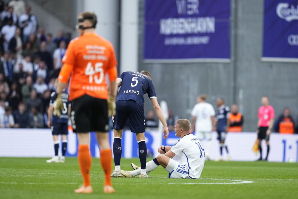 Andreas Cornelius sidder ned og er skadet under Superliga-kampen imellem FCK og AGF.