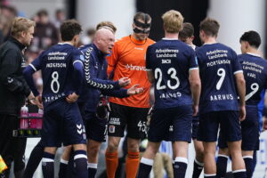 Cheftræner i AGF, Uwe Rösler, dirigerer sit hold mod F.C. København i Parken.
