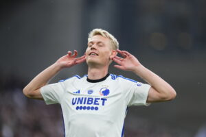 Orri Oskarsson fejrer en scoring imod AGF.