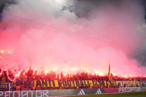Brøndbys fans antænder en stor mængde romerlys i Parken i derbyet mellem F.C. København og Brøndby.