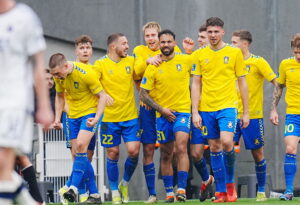 Brøndby-spillerne med Sean Klaiber i spidsen jubler over en scoring mod FCK i Parken.