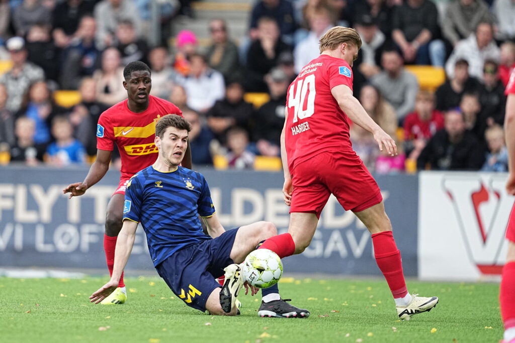 Jacob Rasmussen tackler Conrad Harder i Superliga-kampen imellem Brøndby IF og FC Nordsjælland.