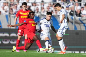 FC Nordsjællands Ibrahim Osman i duel med Kevin Diks fra FCK.