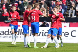 Hvidovres spillere jubler efter sejr scoring mod Vejle