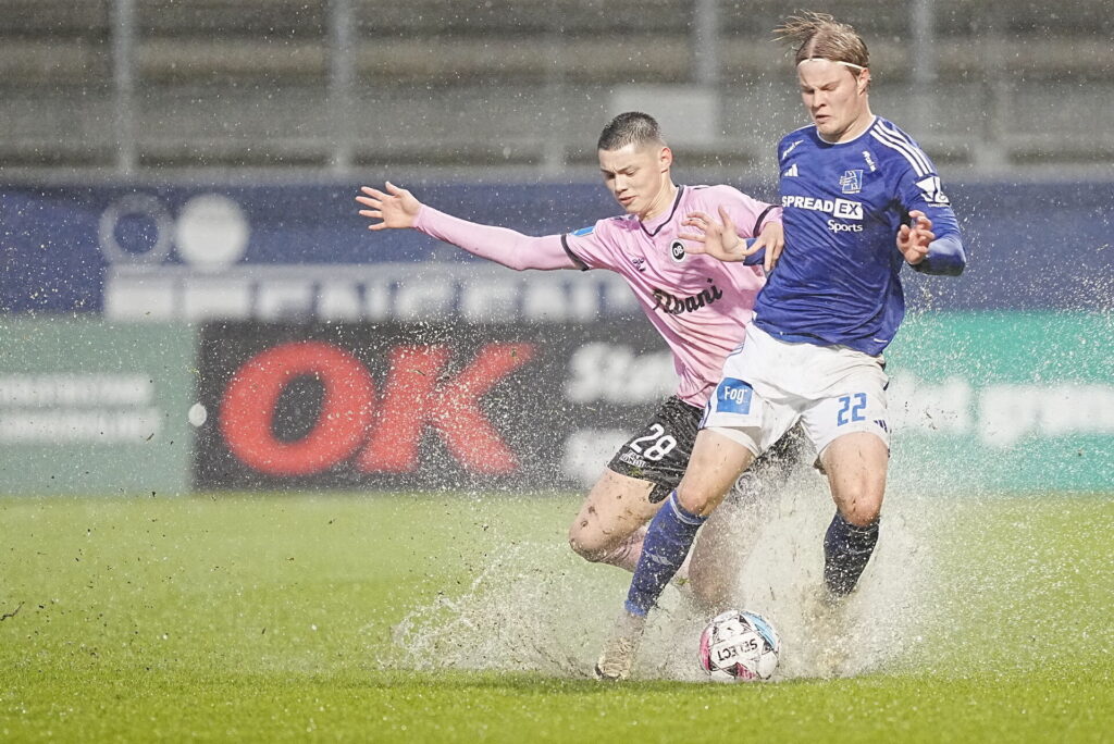 Tobias Slotsager (OB) og Andri Gudjohnsen (Lyngby BK) i duel.