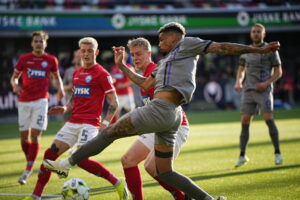 Juninho overfor Pelle Mattsson i superligakampen mellem Silkeborg IF og FC Midtjylland.