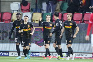 Andreas Schjelderup bringer FCN foran mod Silkeborg IF.