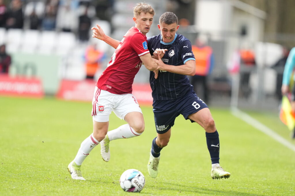 Spillere fra Randers FC og Vejle Boldklub i kamp om bolden på Vejle Stadion.