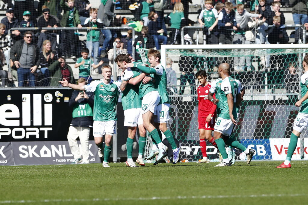 Viborg-spillere fejrer scoring imod Lyngby i Superligaen.