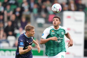 Viborgs Anosike Ementa i duel med en Randers-spiller.