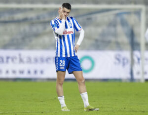 Tobias Slotsager står med hænderne i ansigtet for OB