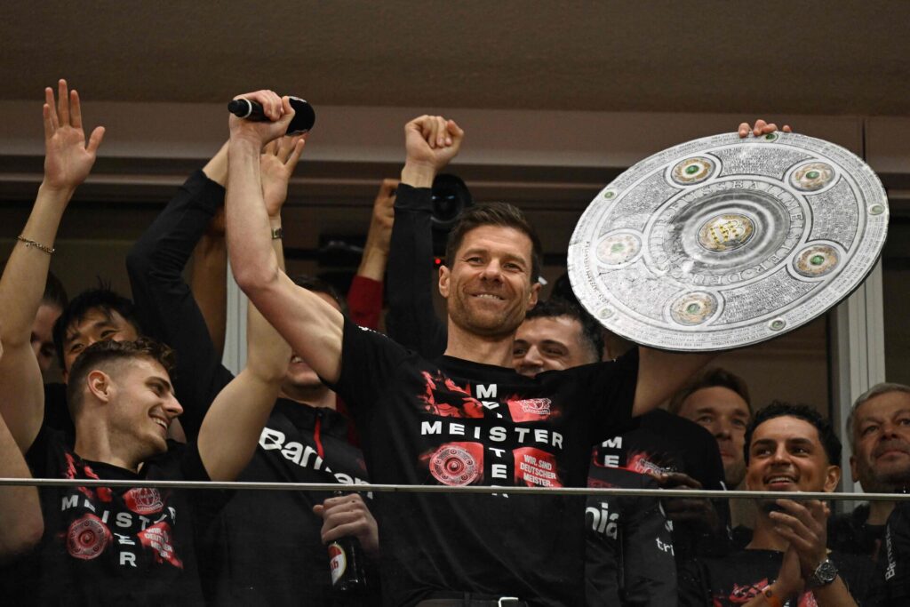 Xabi Alonso fejrer at have vundet Bundesligaen med Bayer Leverkusen.